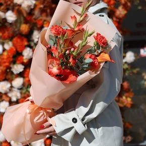 Букет "На закате дня" из гладиолусов, калл, гиперикума и диантусов в Ногинске