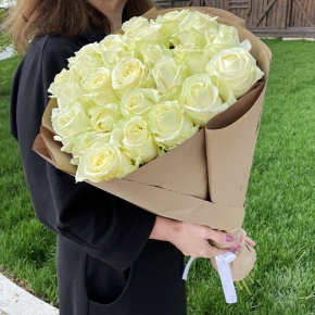 Букет из 25 белых роз в крафте (70 см) в Ногинске