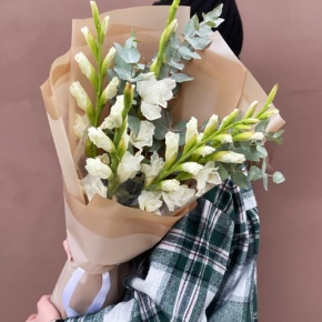 Букет из 5 белых гладиолусов и эвкалипта в Ногинске