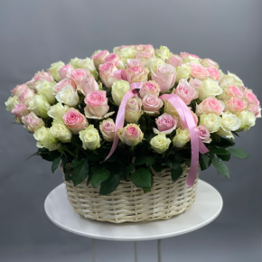 Композиция в корзине из 101 кенийской розы пастельный микс (40 см) в Ногинске
