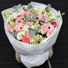 Букет "Ромео" из роз, эвкалипта, гербер, ароматных фрезий, озатамнуса, эустом и диантусов в Ногинске