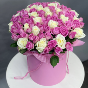 Композиция в шляпной коробке из 151 розы кения микс в Ногинске