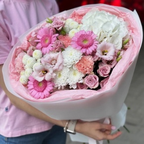 Букет "Розовые облака" из хризантемы, кустовых роз, диантусов, гортензии и эустом в Ногинске