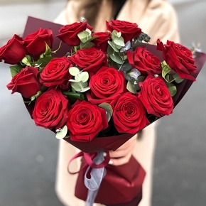 Букет 15 красных роз с эвкалиптом (50 см) в Ногинске