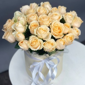 Композиция в шляпной коробке из 35 кремовых кенийских роз в Ногинске
