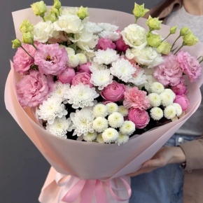 Букет "Задыхаюсь от нежности" из хризантемы, кустовых пионовидных роз, диантусов и эустом в Ногинске