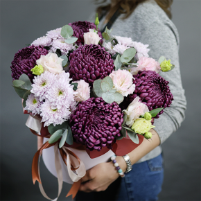 Композиция в шляпной коробке "Наденька" из хризантем Бигоуди, эустом и эвкалипта в Ногинске