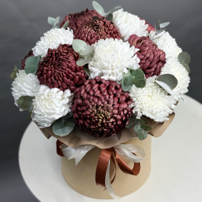 Композиция в шляпной коробке из 19 хризантем  в Ногинске