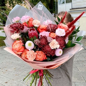 Букет "Каркаде" из хризантем Бигоуди и Момоко, роз Эквадор Кахала, озатамнуса,  эустом, протеи, и диантусов в Ногинске