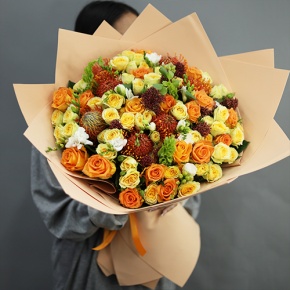 Букет "Осенние грёзы" из лейко, роз, фрезий, скиммии, молюцеллы и лейко в Ногинске