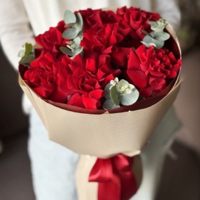 Букет "Красная пантера" из 7 роз Эквадор и эвкалипта в Ногинске
