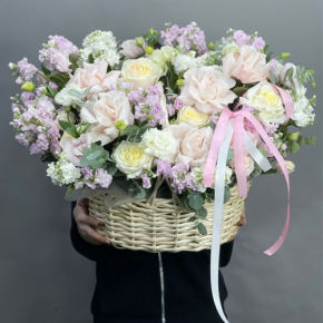 Композиция в корзине из роз Эквадор и ароматных маттиол в Ногинске