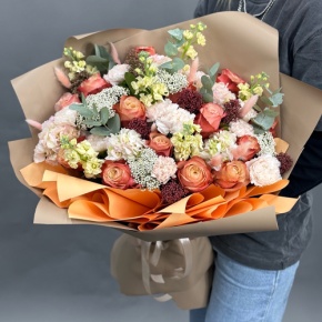 Букет "Татьяна" из маттиол, гортензий, роз Эквадор Кахала, диантусов, скиммии и озатамнуса в Ногинске