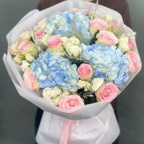 Букет "Легкий ветерок" из роз, конифера и гортензий в Ногинске