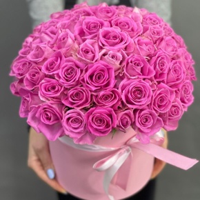 Композиция в шляпной коробке из 71 кенийской розы в Ногинске