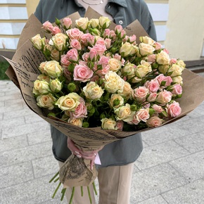 Букет из 19 кустовых роз в крафте (60 см) в Ногинске