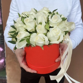 Композиция в шляпной коробке из 25 белых роз в Ногинске