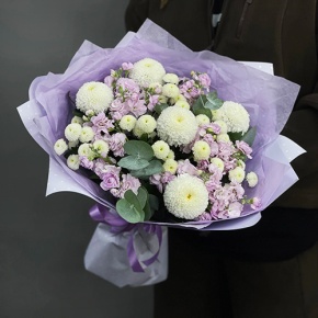 Букет "Ванила" из хризантем сантини, Момоко, эвкалипта и ароматных маттиол в Ногинске