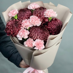 Букет из хризантем Бигоуди и розовых диантусов в Ногинске