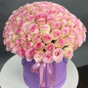 Композиция в шляпной коробке из 151 розы кения в Ногинске