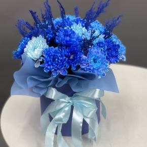 Композиция в шляпной коробке "Магия синего" из хризантем и конифера в Ногинске