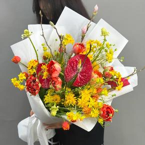 Букет с кустовыми ранункулюсами, антуриумом, тюльпанами и нарциссами в Ногинске