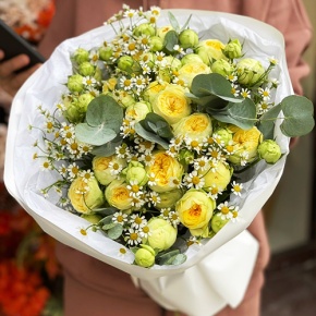 Букет "Иветта" из лимонных пионовидных кустовых роз и ромашек в Ногинске