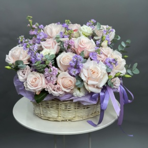 Композиция в корзине из французских роз и ароматных маттиол в Ногинске