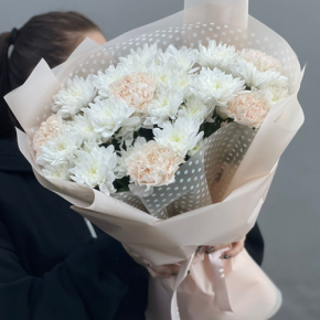 Букет из хризантем и диантусов пудра в Ногинске