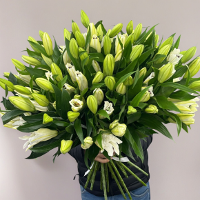 Объемный букет из 27 ароматных белых лилий в Ногинске