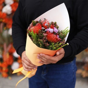 Букет "Капс" из лейко и экзотики в Ногинске