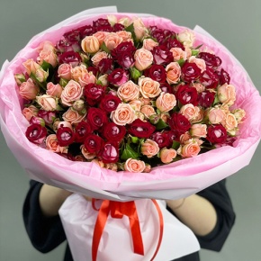 Букет "Рубиновый гранит" из 35 кустовых роз микс (50 см) в Ногинске