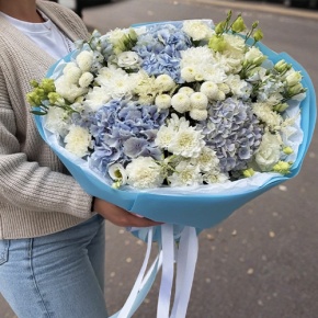 Букет "Голубые облака" из хризантемы, диантусов, Голландской гортензии, дельфиниума и эустомы в Ногинске