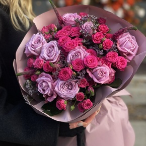 Букет "Малиновый вечер" из кустовых малиновых роз, вероники, лимониума и роз Меритим в Ногинске