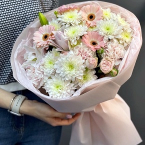 Букет "Дружба" из хризантемы, пионовидной лилии, гербер, диантусов и кустовых роз в Ногинске
