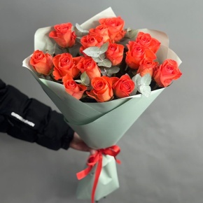 Букет из 15 морковных роз с эвкалиптом (50 см) в Ногинске
