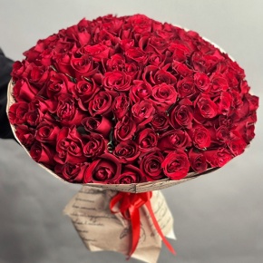 Букет 101 красная роза Кения в крафте (50 см) в Ногинске