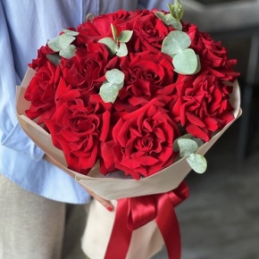 Букет "Красная пантера" из 13 роз Эквадор и эвкалипта в Ногинске