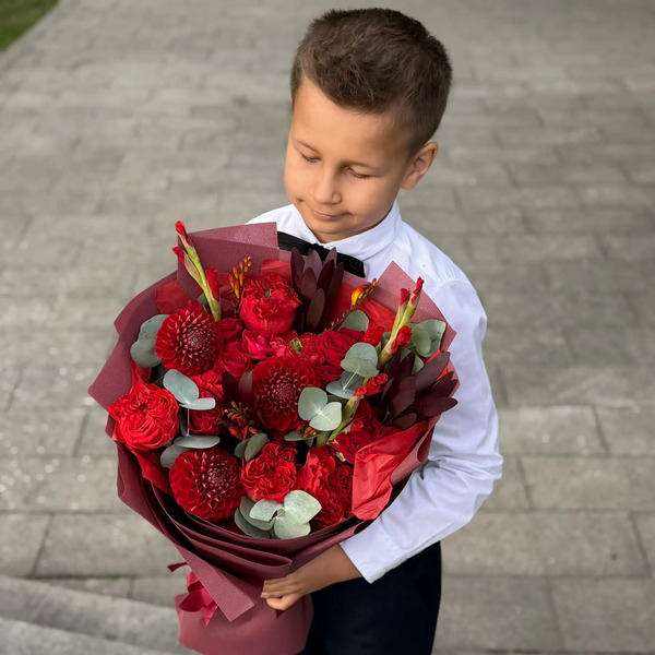 Букет с георгинами, розами и леукадендроном в Ногинске