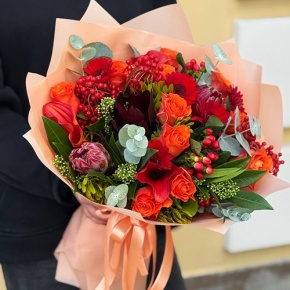 Букет "Красный закат" из калл, роз, калины, скиммии, гиперикума, сафари, гербер и капса в Ногинске