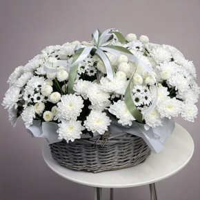 Композиция в корзине "Снежная лавина" из хризантем в Ногинске