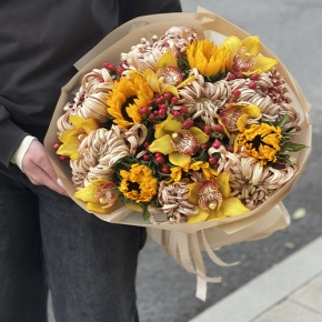 Букет "Биркин" из подсолнухов, орхидей, гиперикума, хризантем Виена в Ногинске