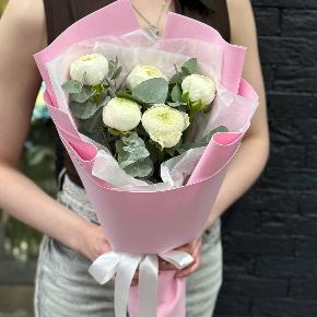 Букет-комплимент из 5 белых ранункулюсов в Ногинске