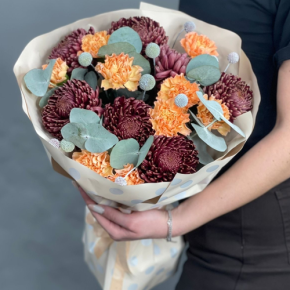 Букет "Персиковый раф" из хризантем Бигоуди, краспедии и диантусов в Ногинске