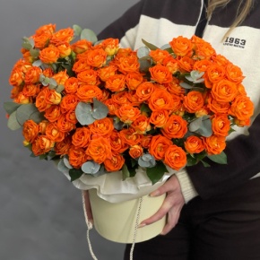 Композиция в шляпной коробке "Закат" из кустовых роз и эвкалипта в Ногинске