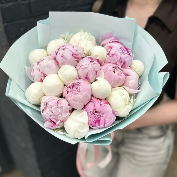 Микс из 19 бело-розовых пионов в Ногинске