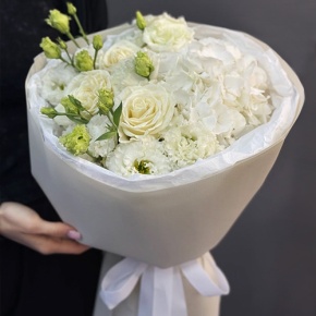 Букет "Нега" из Голландской гортензии, роз и эустом в Ногинске