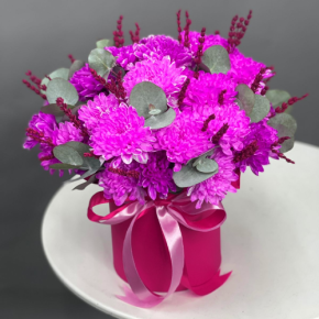 Композиция в шляпной коробке "Магия розового" из хризантем и лаванды в Ногинске