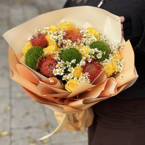 Букет "Зельда" из диантусов Lux, лимонных роз, лейко и ромашек в Ногинске