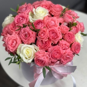 Композиция в шляпной коробке из белых и кустовых коралловых роз в Ногинске